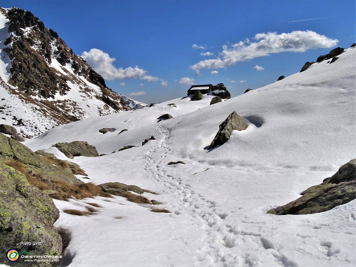 52 Dal laghetto salgo alla vicina Baita dei Tre Pizzi (2116 m).JPG -                                